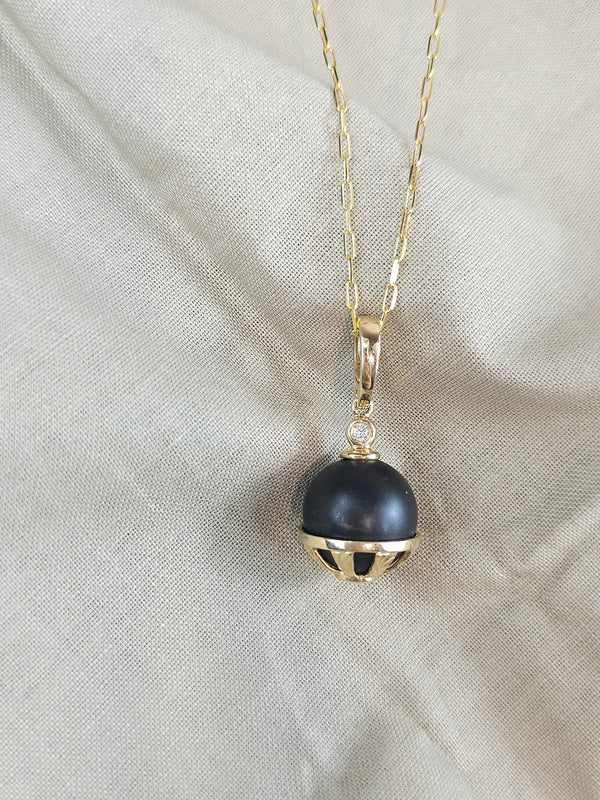 9ct Yellow Gold Round Onyx and Diamond pendant