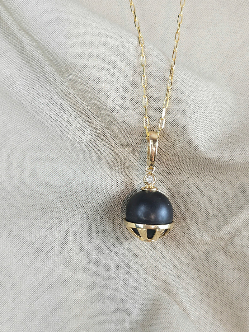 9ct Yellow Gold Round Onyx and Diamond pendant