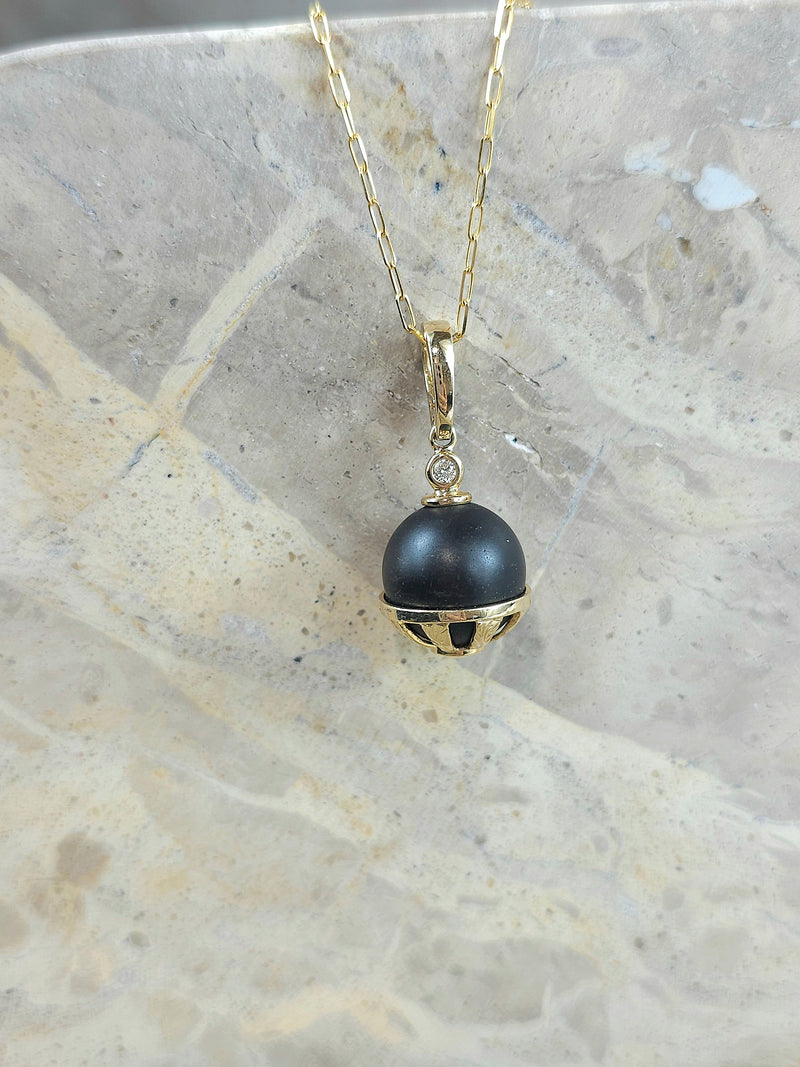 9ct Yellow Gold Round Onyx and Diamond pendant