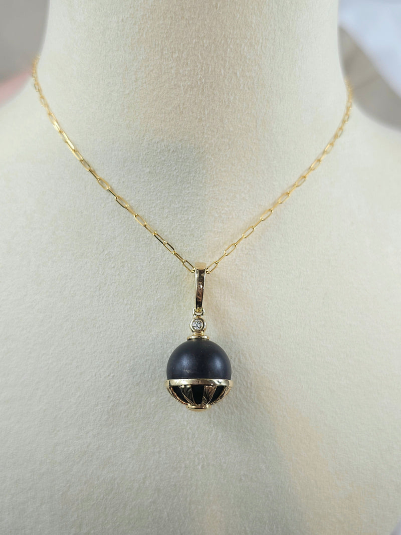 9ct Yellow Gold Round Onyx and Diamond pendant