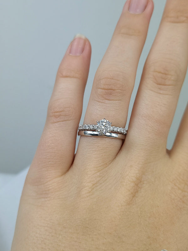 18ct White Gold Round Brillant cut Natural Diamond Engagement ring, 0.70 carat centre