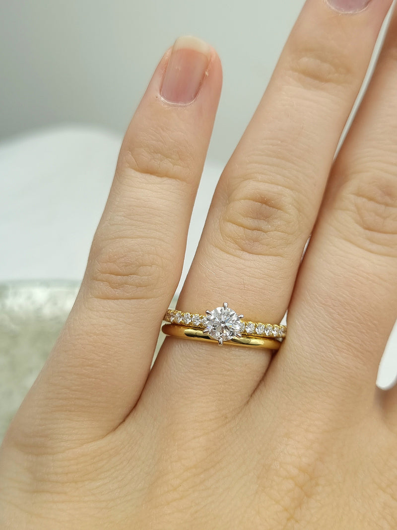 18ct Yellow and White gold Natural Round Brillant cut Diamond engagement ring, 0.59 carat centre