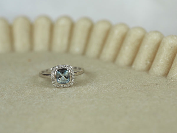 18ct White Gold Aquamarine and Diamond Ring, 6mm Centre