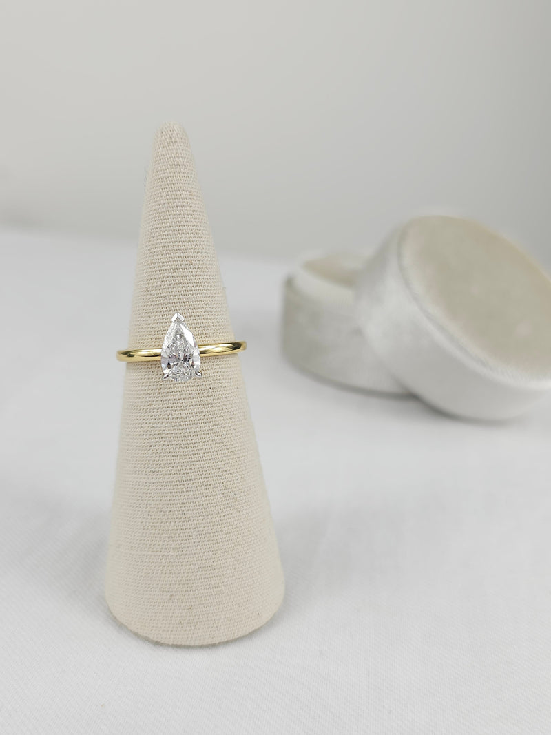 18ct Yellow and White gold Vero Lab-Grown Pear Diamond ring, 1ct centre
